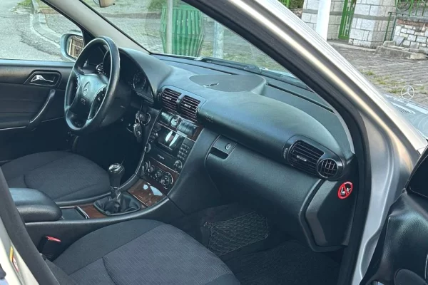 Makina ne shitje ne Vlore, Mercedes-Benz, 2005 Diesel,Kambio Manual Pagesa 4,000  Euro.