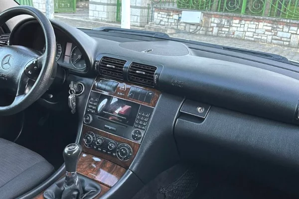 Makina ne shitje ne Vlore, Mercedes-Benz, 2005 Diesel,Kambio Manual Pagesa 4,000  Euro.