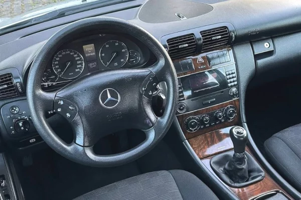 Makina ne shitje ne Vlore, Mercedes-Benz, 2005 Diesel,Kambio Manual Pagesa 4,000  Euro.