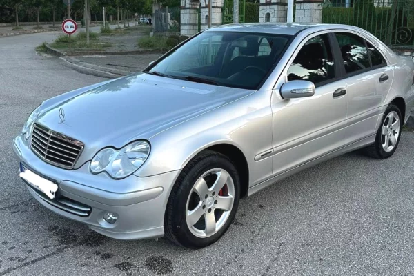 Makina ne shitje ne Vlore, Mercedes-Benz, 2005 Diesel,Kambio Manual Pagesa 4,000  Euro.