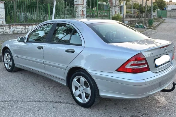Makina ne shitje ne Vlore, Mercedes-Benz, 2005 Diesel,Kambio Manual Pagesa 4,000  Euro.