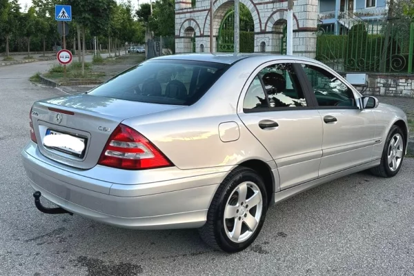 Makina ne shitje ne Vlore, Mercedes-Benz, 2005 Diesel,Kambio Manual Pagesa 4,000  Euro.