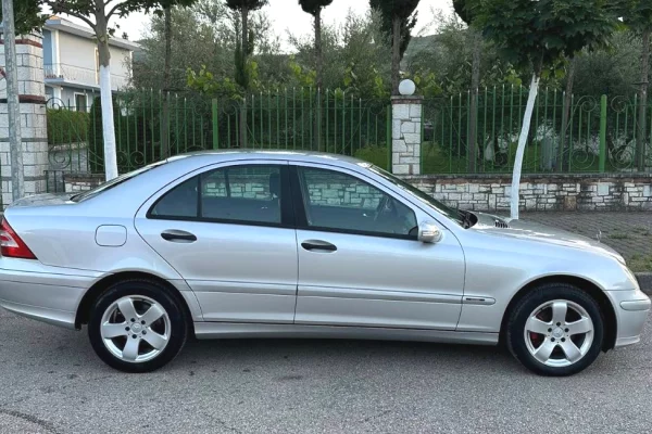 Makina ne shitje ne Vlore, Mercedes-Benz, 2005 Diesel,Kambio Manual Pagesa 4,000  Euro.