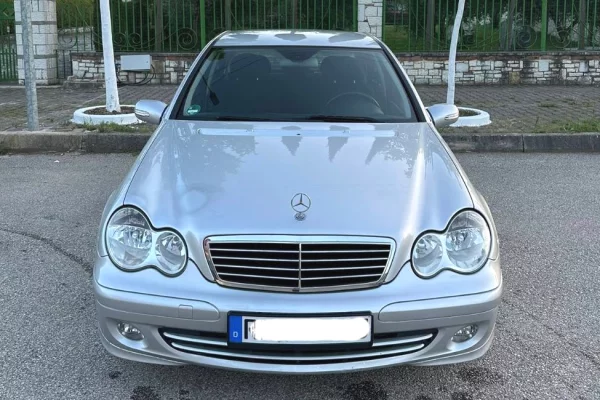 Makina ne shitje ne Vlore, Mercedes-Benz, 2005 Diesel,Kambio Manual Pagesa 4,000  Euro.
