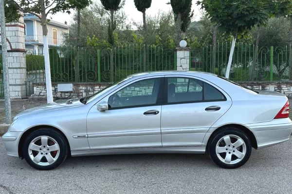 Makina ne shitje ne Vlore, Mercedes-Benz, 2005 Diesel,Kambio Manual Pagesa 4,000  Euro.