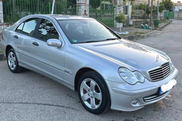 Makina ne shitje ne Vlore, Mercedes-Benz, 2005 Diesel,Kambio Manual Pagesa 4,000  Euro.