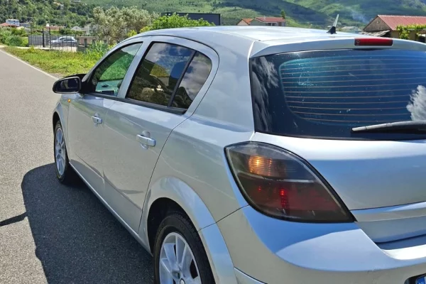 Makina ne shitje ne Lezhe, Opel, 2007 Diesel,Kambio Manual Pagesa 2,400  Euro.