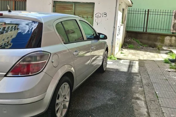 Makina ne shitje ne Lezhe, Opel, 2007 Diesel,Kambio Manual Pagesa 2,400  Euro.