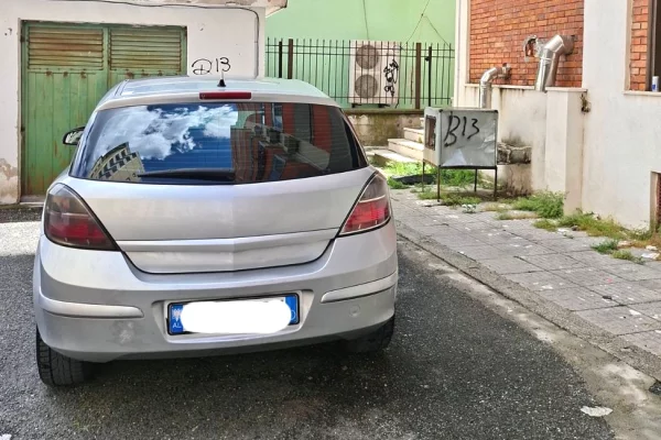 Makina ne shitje ne Lezhe, Opel, 2007 Diesel,Kambio Manual Pagesa 2,400  Euro.