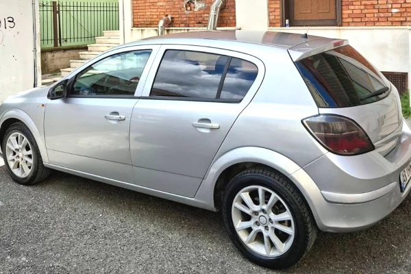 Makina ne shitje ne Lezhe, Opel, 2007 Diesel,Kambio Manual Pagesa 2,400  Euro.