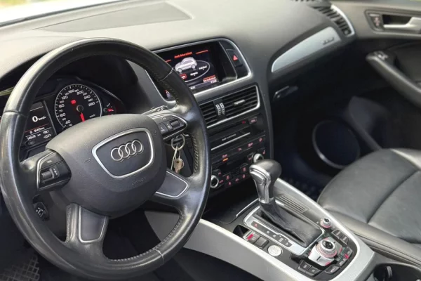 Makina ne shitje ne Tirane, Audi, 2010 Diesel,Kambio Automatik Pagesa 8,000  Euro.