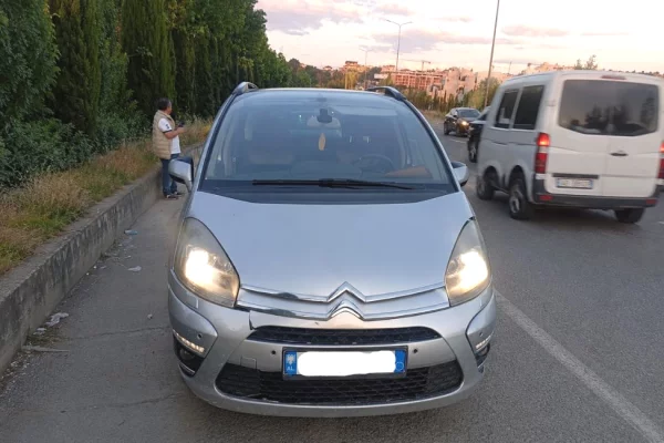 Makina ne shitje ne Tirane - 2,000 Euro