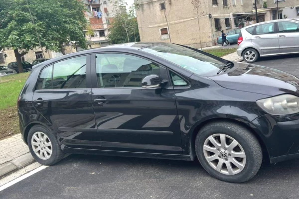 Makina ne shitje ne Tirane, Volkswagen, 2006 Diesel,Kambio Manual Pagesa 400,000  Leke.