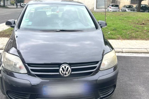 Makina ne shitje ne Tirane, Volkswagen, 2006 Diesel,Kambio Manual Pagesa 400,000  Leke.