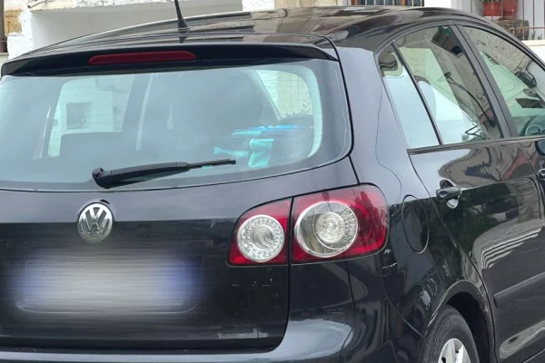 Makina ne shitje ne Tirane, Volkswagen, 2006 Diesel,Kambio Manual Pagesa 400,000  Leke.