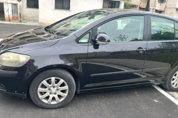 Makina ne shitje ne Tirane - 400,000 Leke