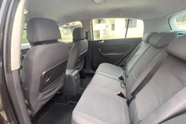 Makina ne shitje ne Tirane, Volkswagen, 2006 Diesel,Kambio Manual Pagesa 400,000  Leke.