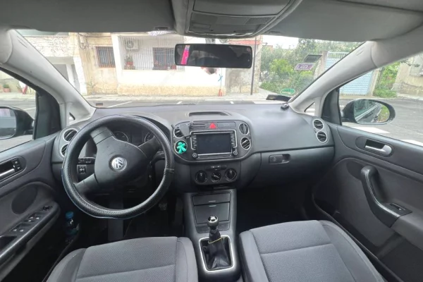 Makina ne shitje ne Tirane, Volkswagen, 2006 Diesel,Kambio Manual Pagesa 400,000  Leke.