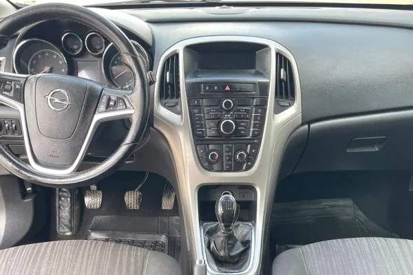 Makina ne shitje ne Tirane, Opel, 2011 gasoline-gas,Kambio Manual Pagesa 2,500  Euro.