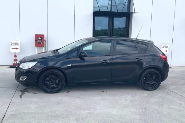 Makina ne shitje ne Tirane, Opel, 2011 gasoline-gas,Kambio Manual Pagesa 2,500  Euro.