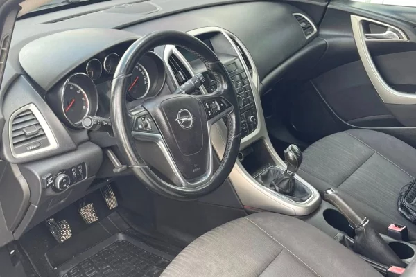 Makina ne shitje ne Tirane, Opel, 2011 gasoline-gas,Kambio Manual Pagesa 2,500  Euro.