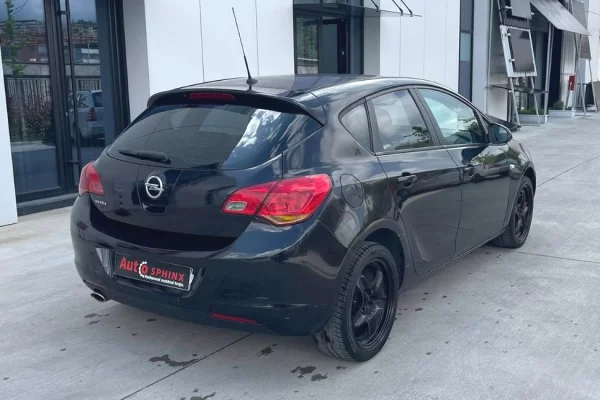Makina ne shitje ne Tirane, Opel, 2011 gasoline-gas,Kambio Manual Pagesa 2,500  Euro.
