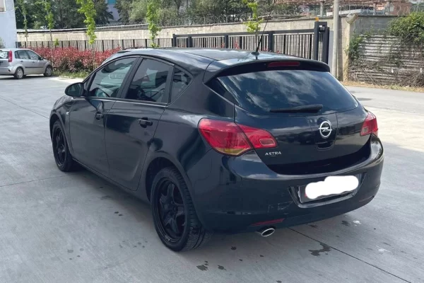 Makina ne shitje ne Tirane, Opel, 2011 gasoline-gas,Kambio Manual Pagesa 2,500  Euro.