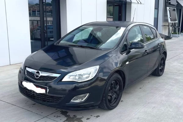 Makina ne shitje ne Tirane, Opel, 2011 gasoline-gas,Kambio Manual Pagesa 2,500  Euro.