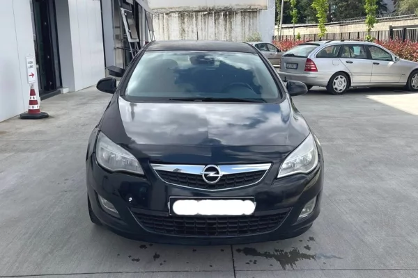 Makina ne shitje ne Tirane, Opel, 2011 gasoline-gas,Kambio Manual Pagesa 2,500  Euro.