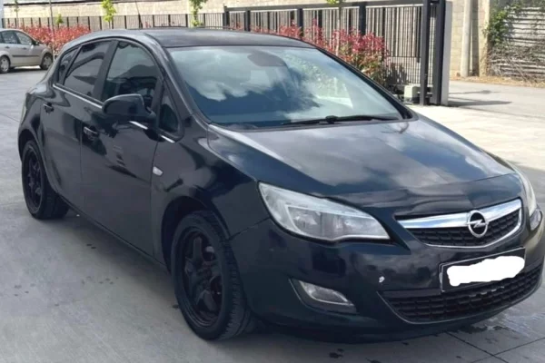 Makina ne shitje ne Tirane - 2,500 Euro