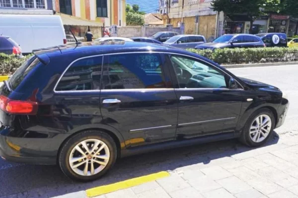Makina ne shitje ne Tirane - 3,000 Euro