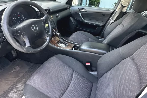 Makina ne shitje ne Tirane, Mercedes-Benz, 2004 Diesel,Kambio Automatik Pagesa 3,300  Euro.