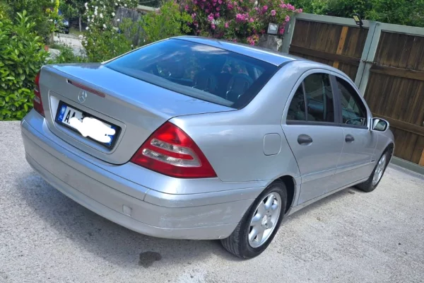 Auto in Vendita a Tirana, Mercedes-Benz, 2005 gasoline-gas,Kambio Manual Pagamento 2,100  Euro.