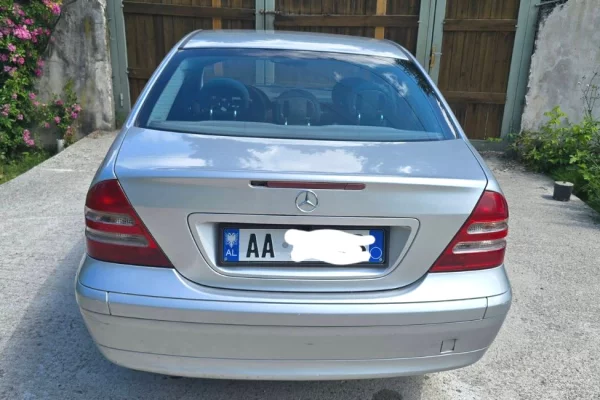 Auto in Vendita a Tirana, Mercedes-Benz, 2005 gasoline-gas,Kambio Manual Pagamento 2,100  Euro.