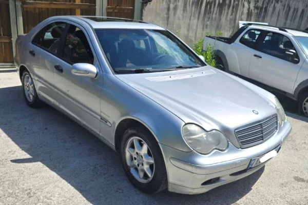 Auto in Vendita a Tirana - 2,100 Euro
