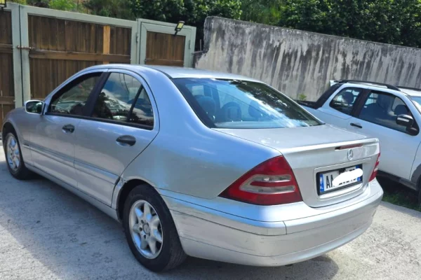 Auto in Vendita a Tirana, Mercedes-Benz, 2005 gasoline-gas,Kambio Manual Pagamento 2,100  Euro.