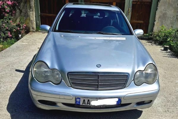 Auto in Vendita a Tirana, Mercedes-Benz, 2005 gasoline-gas,Kambio Manual Pagamento 2,100  Euro.