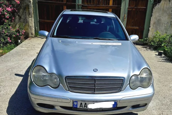 Auto in Vendita a Tirana, Mercedes-Benz, 2005 gasoline-gas,Kambio Manual Pagamento 2,100  Euro.