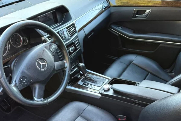 Makina ne shitje ne Tirane, Mercedes-Benz, 2010 Diesel,Kambio Automatik Pagesa 6,600  Euro.