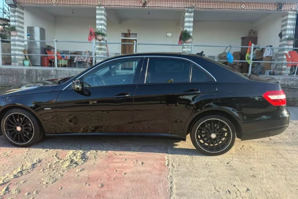 Makina ne shitje ne Tirane, Mercedes-Benz, 2010 Diesel,Kambio Automatik Pagesa 6,600  Euro.