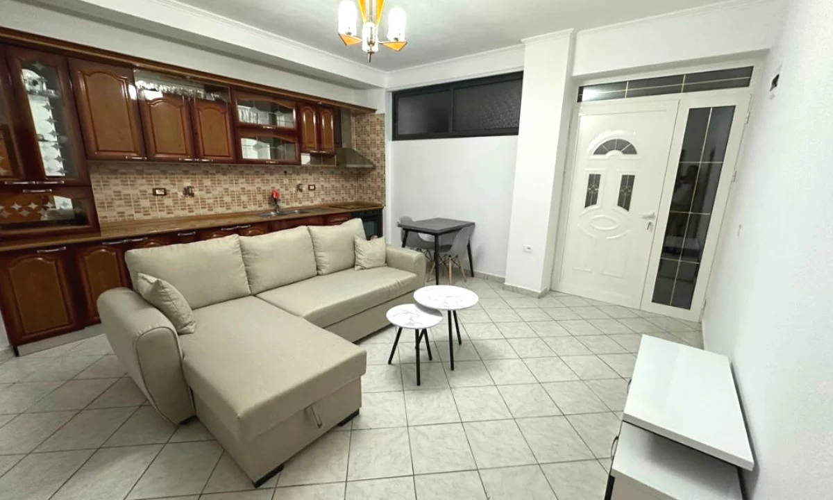 Shtepi me qera Shtepi Private ne Tirane, 2+1, Mobilimi E mobiluar, Pagesa 35,000  Leke.