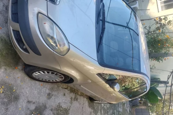 Makina ne shitje ne Tirane, Lancia, 2006 Benzine,Kambio Manual Pagesa 3,500  Euro.
