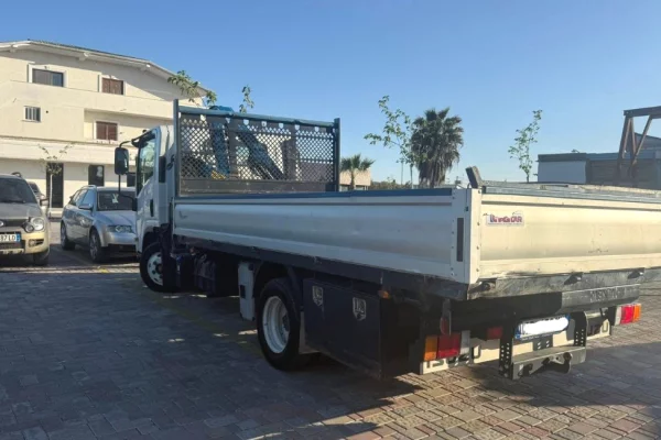 Makina ne shitje ne Tirane, Isuzu, 2018 Diesel,Kambio Manual Pagesa 37,000  Euro.