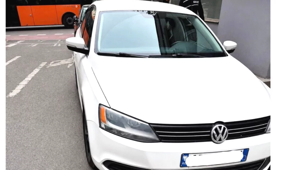 Makina ne shitje ne Tirane, Volkswagen, 2012 Diesel,Kambio Automatik Pagesa 5,000  Euro.