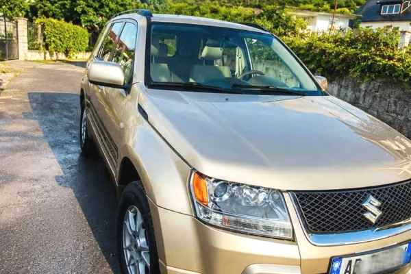 Makina ne shitje ne Tirane, Suzuki, 2009 Benzine,Kambio Automatik Pagesa 5,800  Euro.