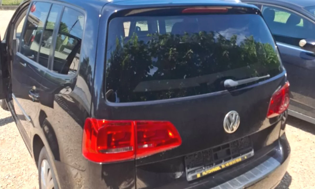 Makina ne shitje ne Tirane, Volkswagen, 2011 Diesel,Kambio Automatik Pagesa 6,800  Euro.