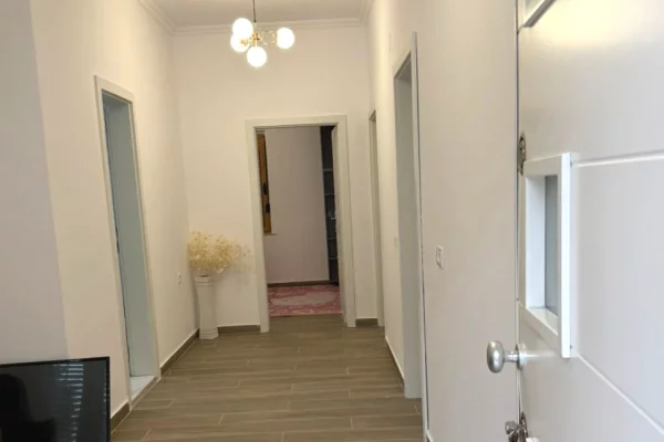 Shtepi me qera Shtepi Private ne Tirane, 2+1, Mobilimi E mobiluar, Pagesa 500  Euro.