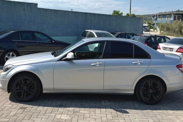 Makina ne shitje ne Fier, Mercedes-Benz, 2011 Benzine,Kambio Manual Pagesa 4,000  Euro.