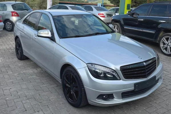 Makina ne shitje ne Fier, Mercedes-Benz, 2011 Benzine,Kambio Manual Pagesa 4,000  Euro.