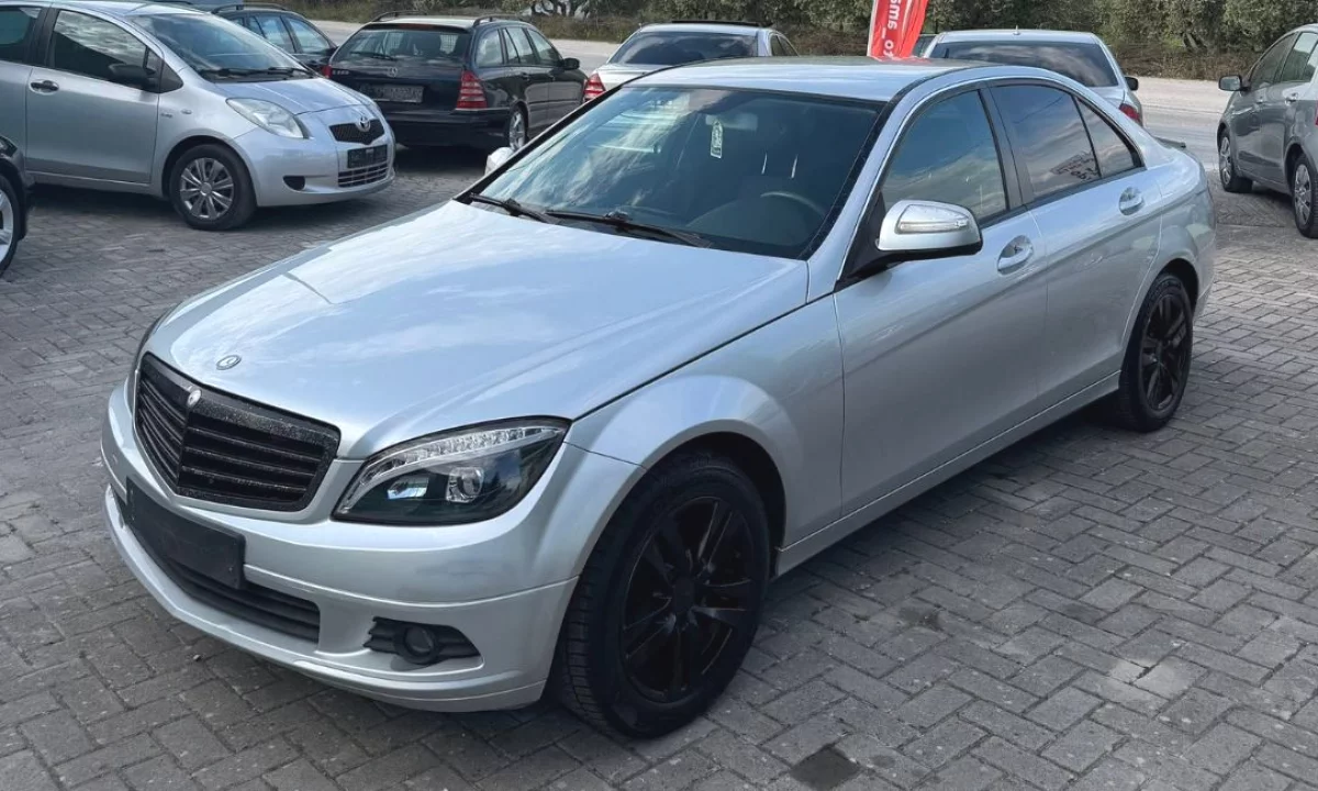 Makina ne shitje ne Fier, Mercedes-Benz, 2011 Benzine,Kambio Manual Pagesa 4,000  Euro.